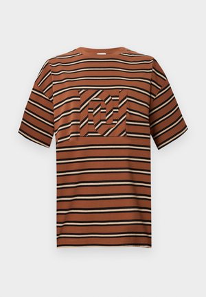 T-shirt a maniche corte marrone, beige e nero a righe orizzontali con una tasca frontale a righe abbinata con un design astratto.