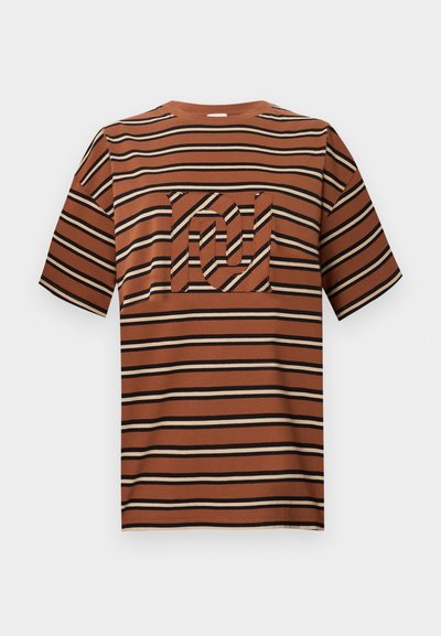 Καφέ, μπεζ και μαύρο οριζόντια ριγέ κοντομάνικο μπλουζάκι με τσέπη στο μπροστινό μέρος που ταιριάζει και έχει αφηρημένο σχέδιο.