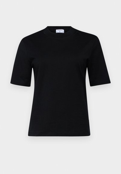 Svart kortermet t-skjorte laget av mykt materiale med rund hals og rett snitt; har et minimalistisk design uten synlige mønstre.