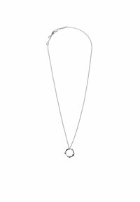 Collana argento con una catena sottile e un pendente circolare e testurizzato. Il pendente presenta un design ondulato, evidenziando la sua forma unica.