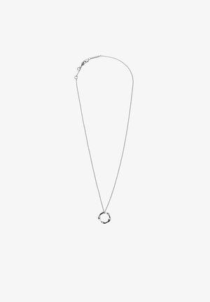 Collana argento con una catena sottile e un pendente circolare e testurizzato. Il pendente presenta un design ondulato, evidenziando la sua forma unica.