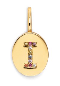 Colgante de oro con forma ovalada y una letra "I" estilizada adornada con piedras preciosas de varios colores y tamaños.