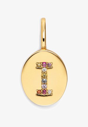 Zlatý prívesok s oválnym tvarom a štýlizovaným písmenom "I", zdobený viacfarebnými drahokamami rôznych veľkostí.