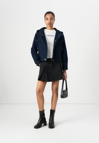Tommy Jeans TJW BADGE HOODED JACKET - Chaqueta de entretiempo - dark night navy
