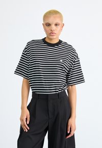 Carhartt WIP BRYNA - Tricou cu imprimeu - black/white
