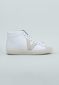 Zapatillas altas de cuero blanco con una puntera de gamuza beige clara y detalle del logo en el lateral, que cuentan con una suela de goma texturada.