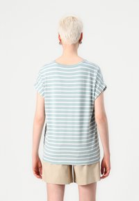 Lyseblå stribet t-shirt med afslappet pasform, rund halsudskæring og opsmøgede korte ærmer. Lavet af blødt stof med sideslids.