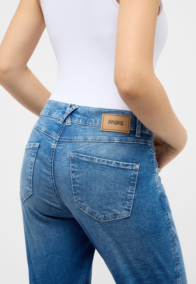 Hellblaue Denim-Jeans mit entspannter Passform, ausgestattet mit zwei Gesäßtaschen und einem braunen Lederlabel mit der Aufschrift "ANGELS" am Bund.