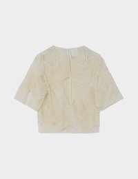Διαφανές μπλούζα κρεμ χρώματος με κοντά μανίκια, κυματιστά υφή μοτίβα και μικρή οπή σχήματος κλειδιού με κουμπί κλείσιμο στο πίσω μέρος.
