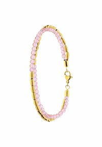 Gouden armband met afwisselend gladde en facetteerde roze kralen, voorzien van een karabijnhaaksluiting. Het ontwerp benadrukt textuur en kleurcontrast.