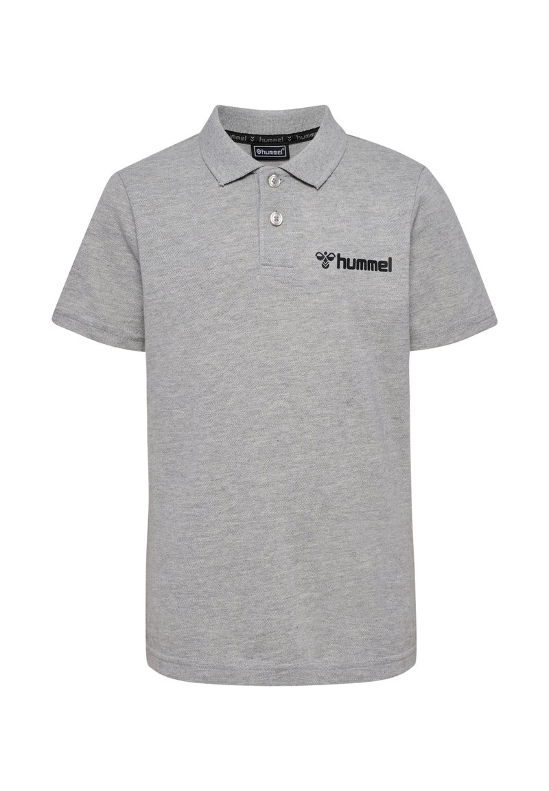 Grau Poloshirt aus Baumwolle mit Kragen, zwei Knöpfen und einem schwarzen "hummel" Logo auf der linken Brust. Kurze Ärmel.