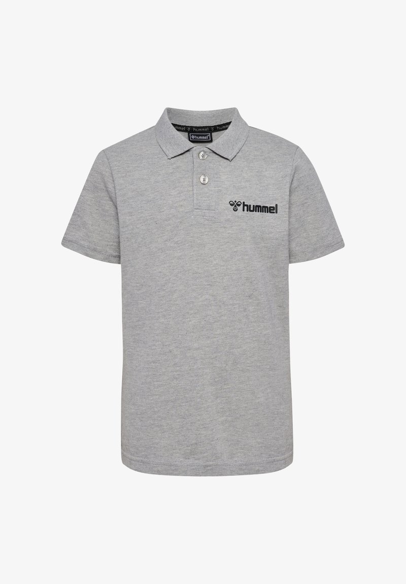 Grau Poloshirt aus Baumwolle mit Kragen, zwei Knöpfen und einem schwarzen "hummel" Logo auf der linken Brust. Kurze Ärmel.