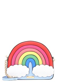 Käsilaukku muodossa sateenkaari, jossa on punaisia, vaaleanpunaisia, keltaisia, vihreitä ja sinisiä kaaria, valkoisia pilviä alareunassa ja kultaketjuhihna.
