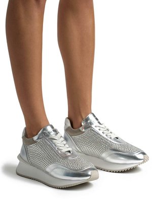Zapatillas plateadas con una tela texturizada y acentos de rhinestones, superposiciones de cuero suave y un diseño de suela ligera y en capas.