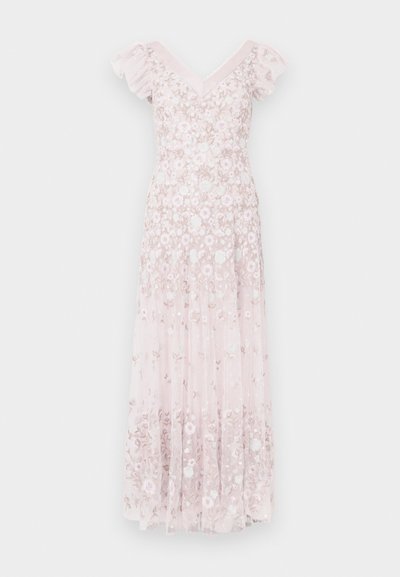 Ružové šaty s výšivkou kvetov, s výstrihom do V, krátkymi volánikovými rukávmi a splývavou sukňou. Mäkká, priesvitná látka s jemnou textúrou.