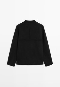 Schwarzes Langarmoberteil mit hohem Kragen, das ein sauberes, minimalistisches Design und einen weichen, strukturierten Stoff aufweist. Gerader Saum hinten.