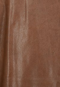 Bruin gestructureerd leer met een gladde afwerking. Bevat subtiele nerfpatronen en een lichte glans, wat de kwaliteit van het materiaal aangeeft.