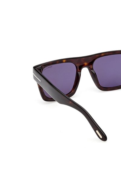 Rechteckige Schildpatt-Sonnenbrille mit dunkelvioletten Gläsern und dicken Bügeln, mit dezenten Markendetails an den Bügelenden.