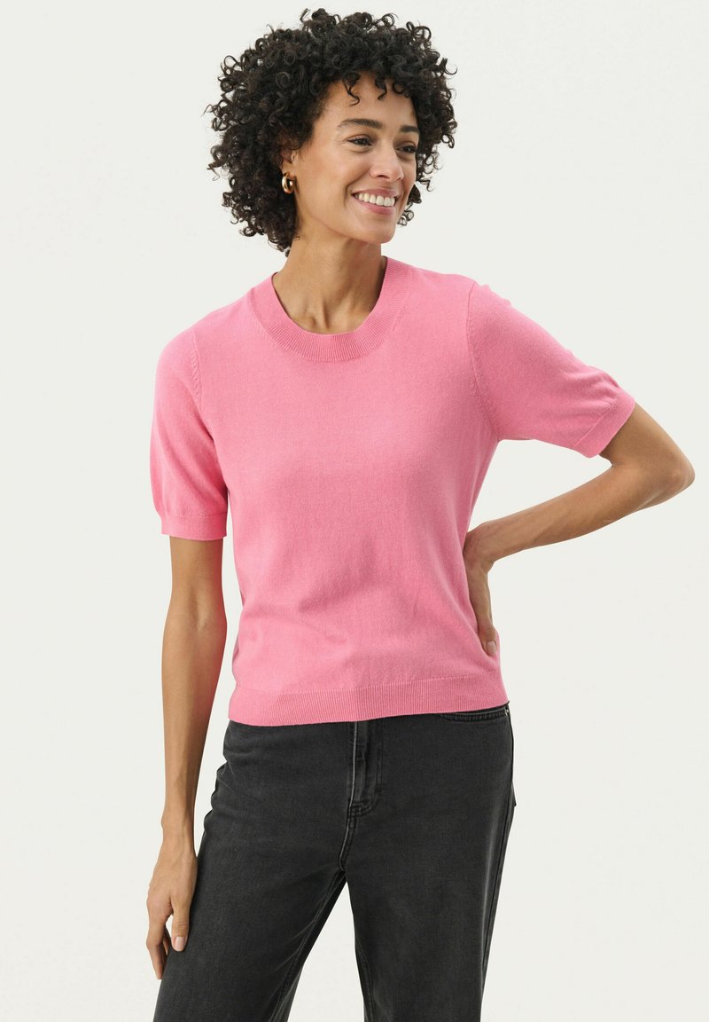 Pull à manches courtes, col rond en rose clair, fabriqué à partir d'un matériau doux ; texture lisse avec ourlet et poignets côtelés, conçu avec une coupe ajustée.