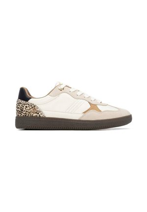 Zapatilla baja con paneles blancos y beige, suela marrón, talón con estampado de leopardo, parte trasera negra y cordones blancos sobre fondo blanco.