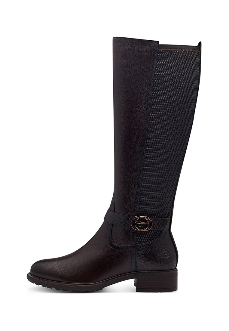Botas altas de cuero negro con un panel de malla texturizada. Las características incluyen una banda marrón con un acento circular y un tacón bajo apilado.