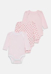 Trois bodies à manches longues pour bébé dans des nuances de rose : un rose clair uni, un rose avec de petites cerises rouges, et un rose clair avec des rayures et des bordures blanches.
