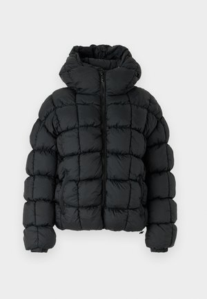 Černá péřová bunda s vysokým límcem, má prošívané části, zapínání na zip a boční kapsy. Hladký, lesklý materiál s elastickými manžetami.