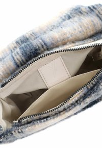 Wollen blend tas met blauw en beige patronen, ritssluiting en beige interieur. Voorzien van een label met "SURF GREY" in reliëf.