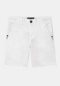 Hvide knælange shorts med sidelommer, der har røde, hvide og blå striber og en enkelt mørk knaplukning i taljen.