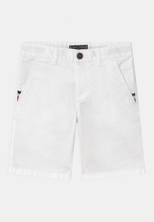 Weiße knielange Shorts mit Seitentaschen, die rot-, weiß- und blau gestreift sind und einen einzelnen dunklen Knopfverschluss an der Taille haben.