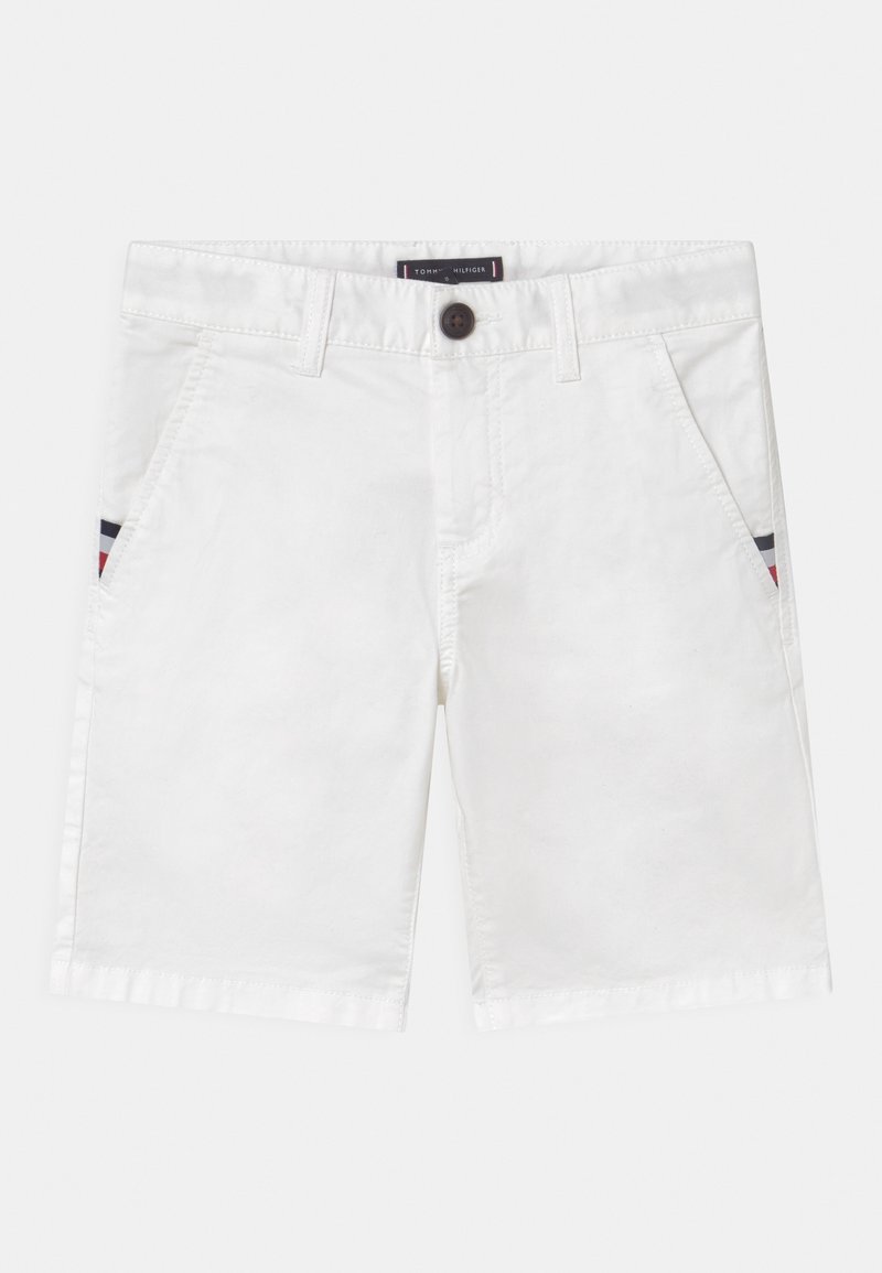 Hvide knælange shorts med sidelommer, der har røde, hvide og blå striber og en enkelt mørk knaplukning i taljen.