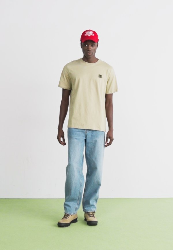 SHORT SLEEVE BADGE TEE - Basic T-shirt - lemon pepper3