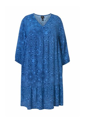 Modré šaty po kolena s dlouhými rukávy, výstřihem do V a složitým tmavším modrým květinovým a geometrickým vzorem po celém povrchu.