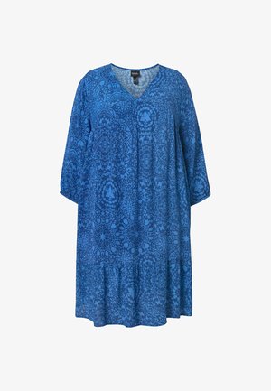 Modré šaty po kolena s dlouhými rukávy, výstřihem do V a složitým tmavším modrým květinovým a geometrickým vzorem po celém povrchu.