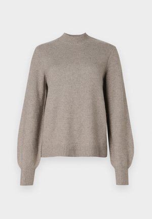 Maglione beige a maglia con collo alto a costine, maniche lunghe a sbuffo, e polsini e orlo a costine su sfondo bianco.