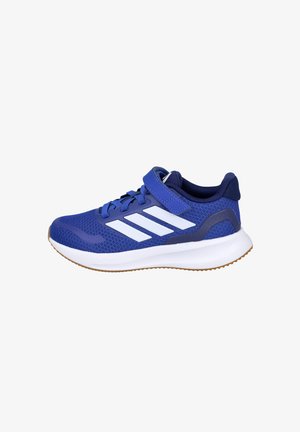 Zapatilla deportiva azul con rayas blancas, parte superior de malla, correa de velcro, cordones y suela acolchada blanca con banda de rodadura marrón.
