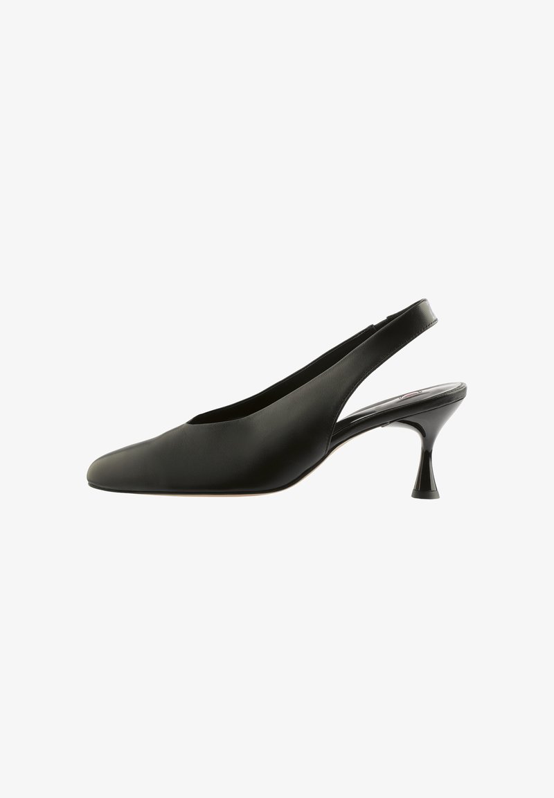 Escarpin slingback en cuir noir avec bout pointu et talon fin évasé. Texture lisse avec peu d'ornements.