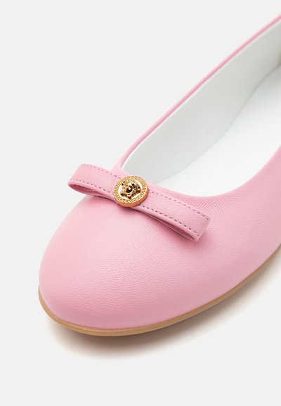 Ballet flat rosa realizzate in materiale sintetico texturizzato, con suola piatta, punta rotonda e un fiocco decorativo con accento dorato.