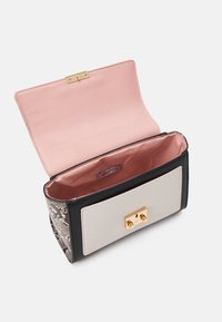 Prostokątna torebka wykonana z czarnej i beżowej sztucznej skóry z wzorem skóry węża. Zapięcie na złotą klamrę oraz różowa podszewka z satyny. Widoczna metka wewnątrz.