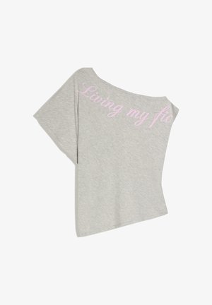 Hellgraues, kurz geschnittenes T-Shirt mit einem kurzen Ärmel und pinkem Schriftzug, der entlang des Halsausschnitts teilweise "Living my fic" liest.