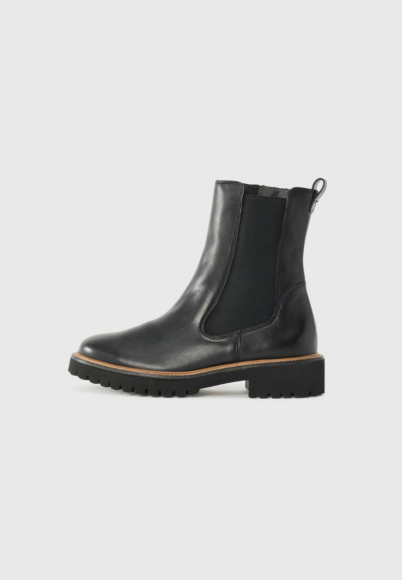 Botine Chelsea din piele neagră, cu panouri laterale elastice, o bandă de prindere, talpă din cauciuc rezistentă și o margine maronie contrastantă în jurul bazei.