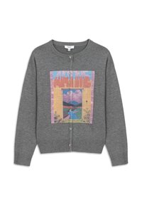 Cardigan gris avec un col rond et une fermeture à boutons. Présente un design graphique coloré sur le devant représentant des montagnes et un paysage.