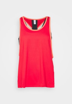 Débardeur de sport corail vif sans manches avec bordure pêche et détail dos nageur noir, suspendu sur un fond blanc uni.