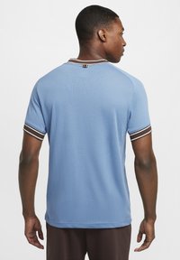 Nike Performance HERITAGE - Triko s potiskem - aegean storm