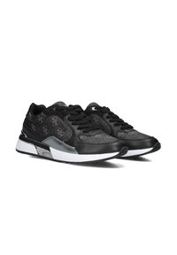 Zwarte sneakers met een bovenwerk van patroonleer, zwarte veters, een witte tussenzool en zilveren accenten op de hiel en zijkant. Textuurdetails zijn zichtbaar.