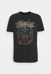 Camiseta de algodón negra con un diseño gráfico multicolor que presenta calaveras y motocicletas, acabada con el nombre de la marca "Replay" en letras doradas.