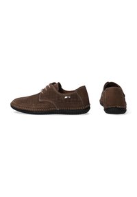 Braune, perforierte Freizeitschuhe aus Wildleder mit runden Schnürsenkeln, einem weichen Innenfutter und einer strukturierten schwarzen Gummisohle.