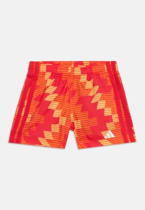 Røde og orange sports korte shorts med elastisk talje og Adidas-logo på nederste højre ben.
