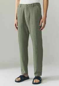 Next - REGULAR FIT TEXTURED - Kelnės - khaki green Miniatiūros vaizdas 1