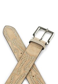 Beżowy skórzany pasek z wytłaczanym wzorem i srebrnymi ćwiekami, z prostokątną srebrną klamrą i gładką powierzchnią.